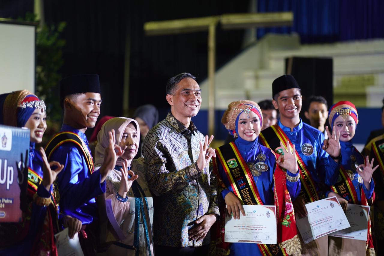 Bupati Solok diwakili Sekda Medison foto bersama dengan para pemenang Duta GenRe Kabupaten Solok tahun 2024